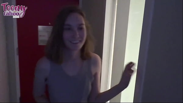 Sperma in den Arsch des Babysitters! Mr. Brogan fickt die blonde Claire!