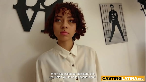 Chica joven juguetona se desnuda