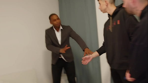 Scopiamo la moglie e il marito ci sorprende e si unisce a farle il culo ORGIA INTERRACIALE