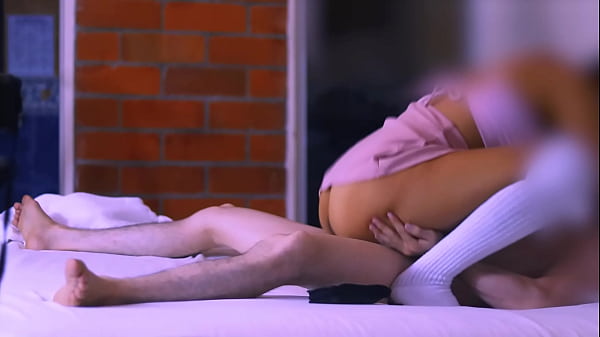 La matrigna e il compagno di stanza del fratellastro nel motel dove sono fuggiti per vivere la loro avventura.