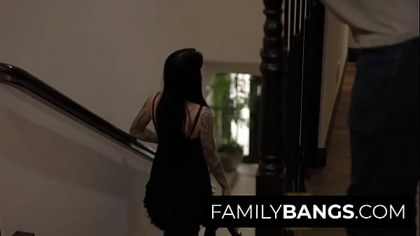 FamilyBangs.com ⭐ Stiefbruder und Stiefschwester schwitzen auf dem Bett, Goth Charlotte, Alex Jones