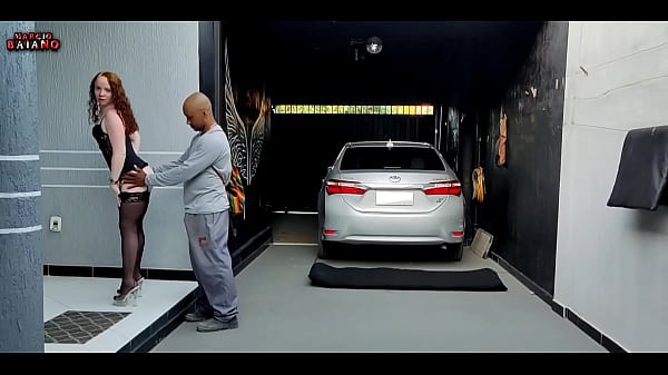 Die versaute Frau überrascht ihren Mann, indem sie ein sinnliches Outfit anzieht und er sie in den Arsch fickt, bis sie es nicht mehr ertragen kann, mich aufzuhalten. Die beste Überraschung, wenn man von der Arbeit nach Hause kommt