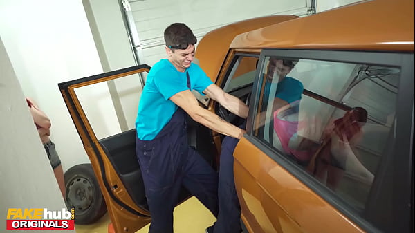 FAKEhub Originals - 红发女孩和年轻的机械师在车库里弄脏了
