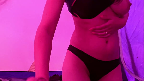 Gegenseitige Masturbation im Zelt. Aber leise, damit die Campingnachbarn Sie nicht hören. Sommertage