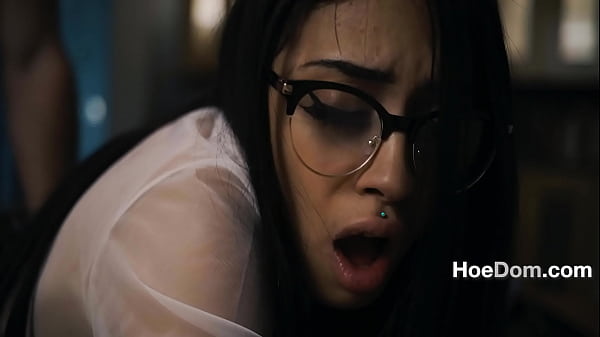 Un po' più che una sculacciata nuda per una studentessa ribelle