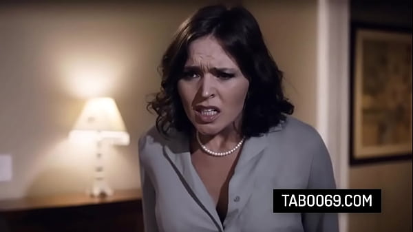 Die vollbusige Ehefrau Krissy Lynn hat ihren untreuen Ehemann beim Ficken mit der Babysitterin Chloe Temple erwischt