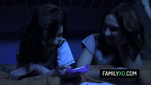 Il patrigno pervertito si scopa la sua migliore amica: Kelsey Kage, Lily Moon