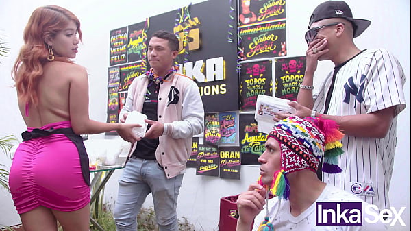 La ragazza sensuale si mette in mostra