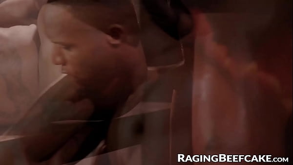 Il fusto selvaggio Andre Donovan ha picchiato e forato il beefcake Jake