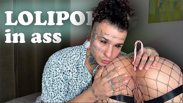 Ich spiele mit einer Süßigkeit in ihrem Arsch. Arsch zu Mund