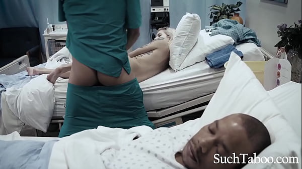 Il dottore pervertito fa il suo primo esame vaginale a una paziente vergine | Tale tabù