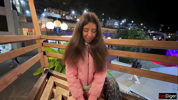 Studentessa 18 anni ha scopato il primo ragazzo che ha incontrato e lui le ha riempito la figa di sperma caldo - Creampie