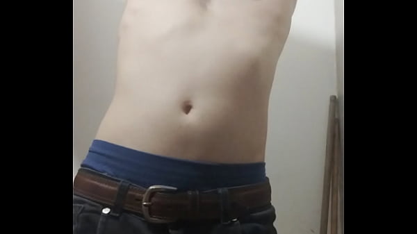 Ausziehen zum Masturbieren im Badezimmer