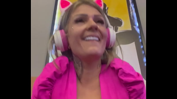 Ich war im Fitnessstudio ganz nass, weil ich meine Muschi auf und ab bewegte, so nass, dass meine Kleidung durchsichtig wurde