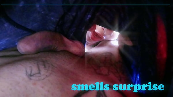 La vecina me sorprende y huele mi verga sucia