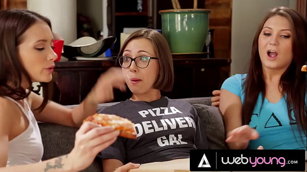 La líder de la hermandad de mujeres, Gia Paige, pide una pizza solo para follar a la repartidora con sus subordinados cachondos