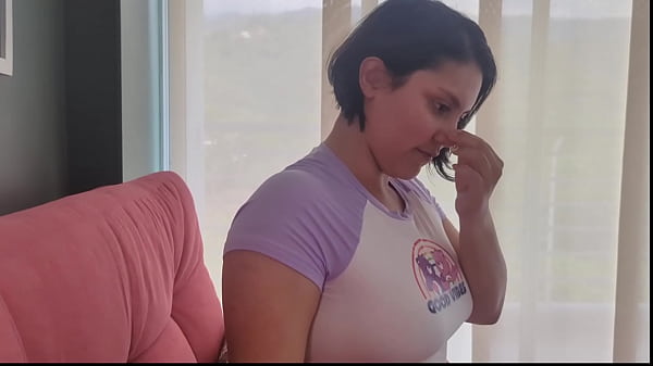 Hermanastra malcriada, encuentro a mi hermanastra en ropa interior en el sof&aacute_