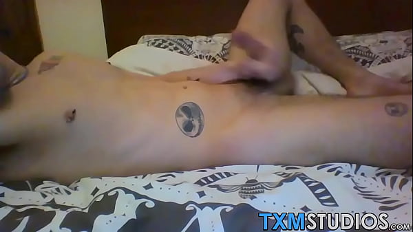 Il magro Michael Wyatt masturba il suo cazzo duro davanti alla telecamera