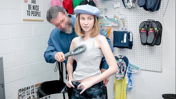 La simpatica ladra Claire Roos sorpresa a rubare dal reparto vendite - Lifterx