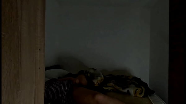 SPIONAGEKAMERA: Meine Mitbewohnerin beim Masturbieren erwischt