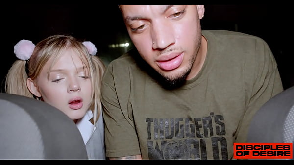 热情的年轻女孩表演