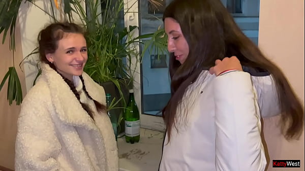 两个小伙子不小心泡到了一些可爱的女孩，并不后悔