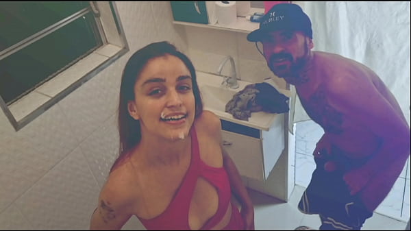 A jovem apaixonada dança