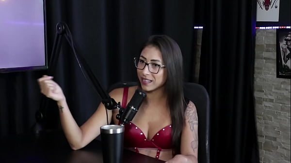 Cô ấy thích bị đánh đòn nhưng không thích bị đánh, cô ấy từng lên bìa một tạp chí gợi cảm, cô ấy nghĩ đàn ông sợ mình và đã nghĩ đến việc từ bỏ thực tế - Luciana Picchi (SHEER/RED)