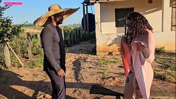 Als ich sah, wie mein Nachbar in der heißen Sonne seinen Garten jätete, machte es mich so hart, dass ich um Wasser bitten wollte, nur mit einem Handtuch bekleidet, und er ließ seinen Mund auf meine Muschi fallen und spritzte mit großer Freude in meinen Arsch