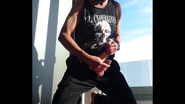 Sega dalle scarpe da ginnastica ai piedi nudi pp