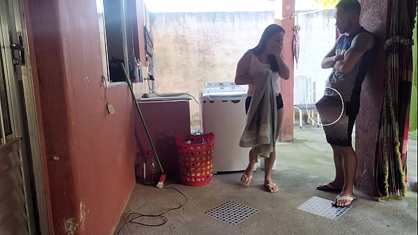 Meine Frau ging und das Dienstmädchen konnte meinem erigierten Schwanz nicht widerstehen