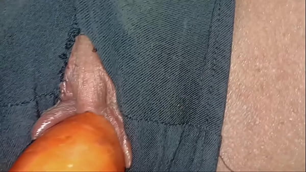 La ragazza del mio migliore amico mi succhia il cazzo così le sborro nella vagina