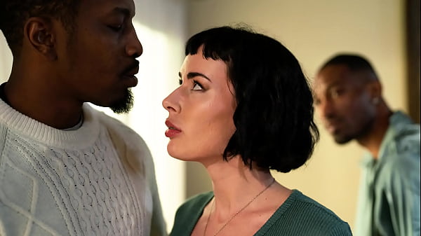 Nel disperato tentativo di mantenere il loro stile di vita, offre la moglie bianca al suo capo nero