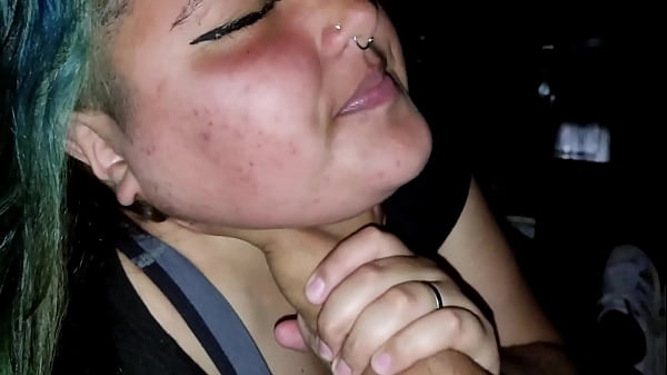 Je découvre ma demi-soeur en train de parler à un mec sur Tinder et elle me prête sa gorge en échange de ne rien dire à ses parents