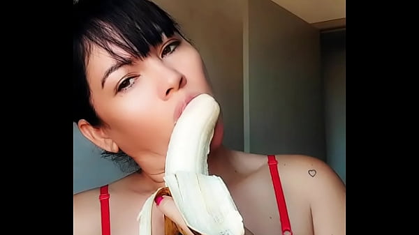 Se eu fa&ccedil_o isso com uma banana imagina oque eu fa&ccedil_o com voc&ecirc_. Garganta profunda e suculenta, imposs&iacute_vel n&atilde_o gozar com a esposa do corno