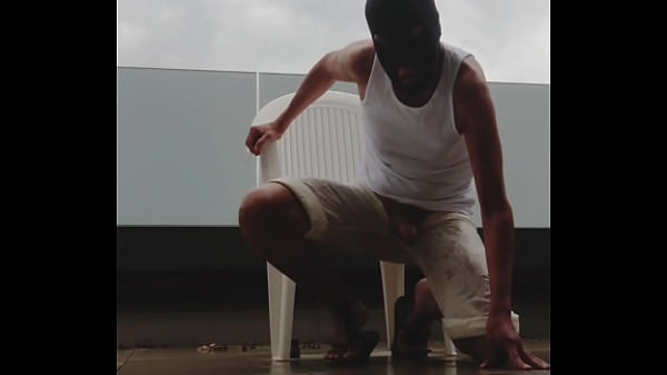 Nasses Outdoor-Wichsen im Regen