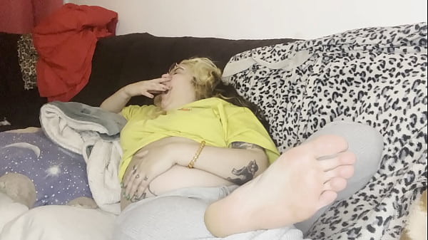 Massage des geschwollenen Bauches. Aufstoßen auf der Couch