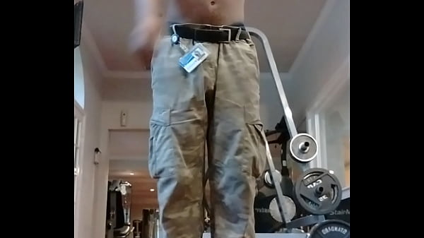 Adolescente sexy de entrenamiento se muestra