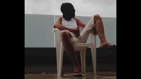 sega bagnata all'aperto sotto la pioggia