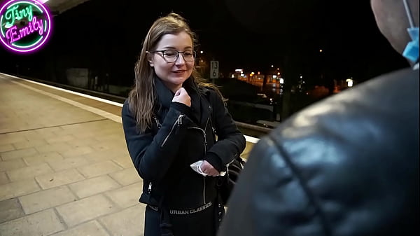 Die deutsche TinyEmily wird vom Zugkommissar gefickt und in ihre Muschi besamt