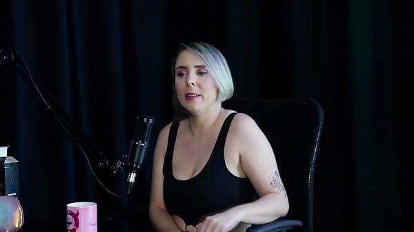 Suo marito l'ha sostenuta, ha iniziato con la doppia penetrazione anale, ha lavorato con diversi produttori e quando chiedevano feticci pazzeschi... - Mary Red Queen (SHEER/RED)