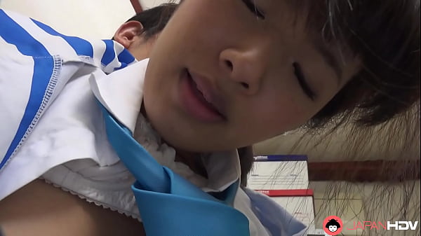 Die Japanerin Mayuka Momota sehnt sich im Büro nach Schwänzen und bekommt sie unzensiert.