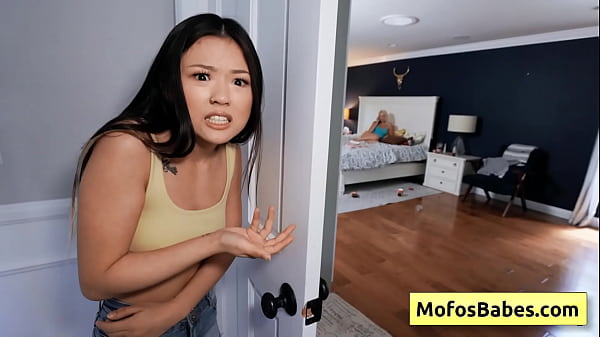 La giovane mora asiatica Lulu Chu conforta la sua amica bionda tettona Madison Summers con dei giocattoli sessuali