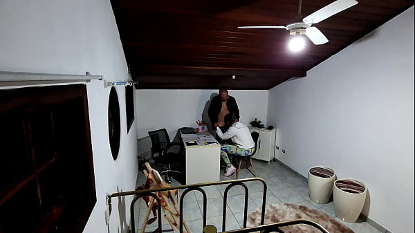 Die Schülerin macht gerade eine Prüfung im Büro des Lehrers und wird von ihm verführt, bis sie nachgibt und Sex hat