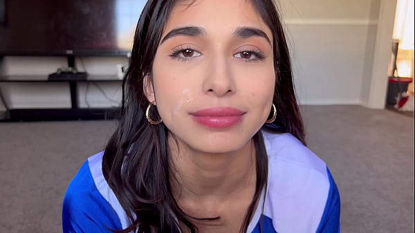 Una teenager sexy si spoglia