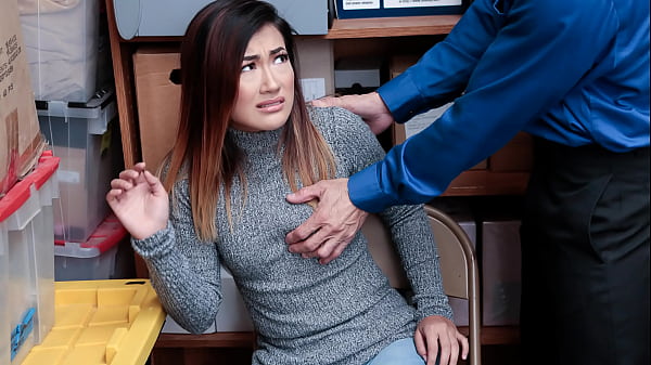 L'ufficiale del centro commerciale scopre scatole di beni rubati nella borsa dell'adolescente - Lyftersex