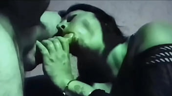 Fabiana, una Milf disecada, traga polla como una puta, con desesperación. Ella es una puta y disfruta del macho que la convierte en hembra. Ella grita de placer cuando recibe una intensa y vigorosa follada.