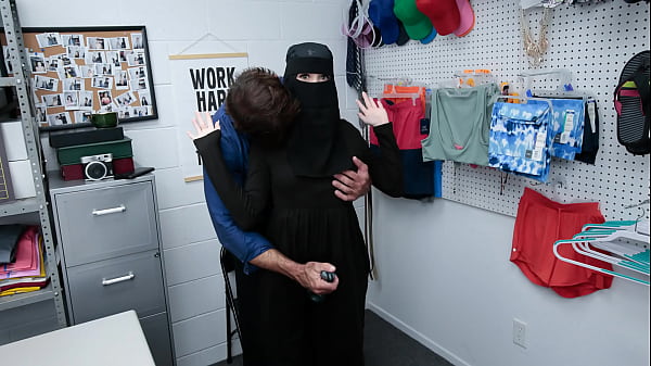 Teenager beim Verstecken teurer Unterwäsche unter ihrem Hijab erwischt - Perp4k