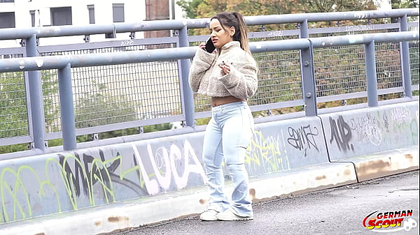 Hot teenager appassionata si spoglia - latina