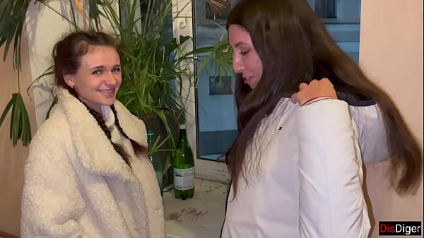 Öffentliche Abholung von Teenagern und hartes Ficken auf einer Gruppensex-Party zu viert